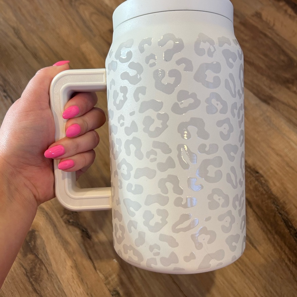 Elegant White Leopard Pattern Mug